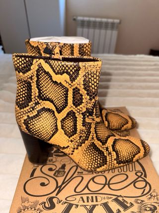 Botines estilo serpiente