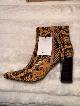 Botines estilo serpiente
