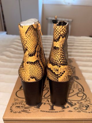 Botines estilo serpiente