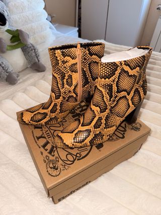 Botines estilo serpiente