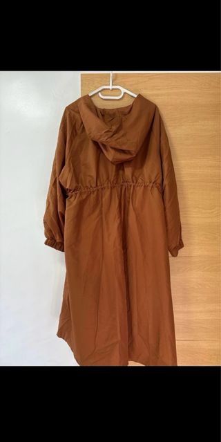 Chaqueta marrón con capucha