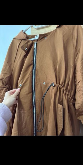Chaqueta marrón con capucha