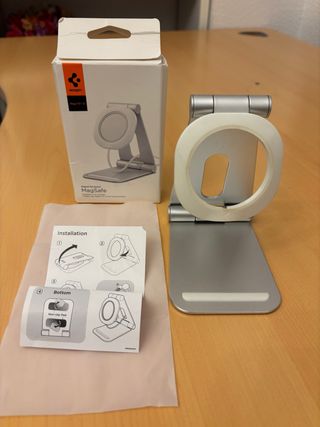 Supporto di ricarica MagSafe Spigen per iPhone