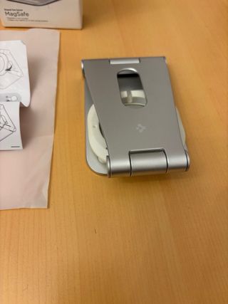 Supporto di ricarica MagSafe Spigen per iPhone