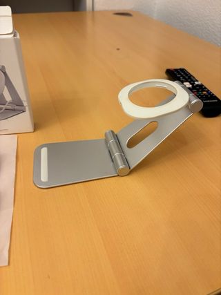Supporto di ricarica MagSafe Spigen per iPhone