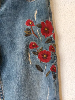 Pantalones vaqueros con flores bordadas