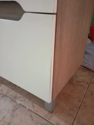 Mueble de baño moderno blanco y madera con grifo