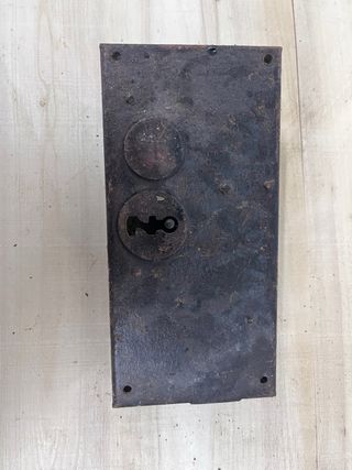 Cerradura antigua de hierro