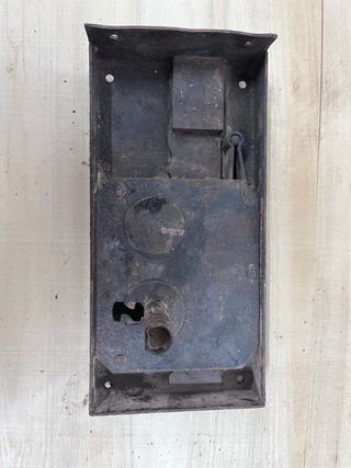 Cerradura antigua de hierro