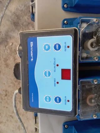 Tres bombas dosificadoras detergente lavandería.