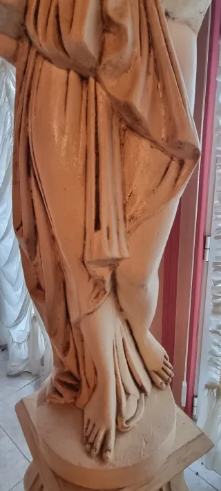 Estatua de diosa de piedra beige y dorada