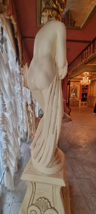 Estatua de diosa de piedra beige y dorada