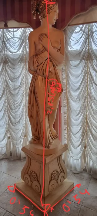 Estatua de diosa de piedra beige y dorada