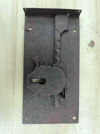Cerradura antigua de forja