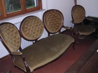 Salotto vintage: divano e 4 poltrone