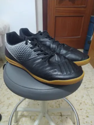 Botines Fútbol Sala Kipsta Negros