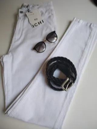Pantalón ICHI blanco, jersey  Zara y gafas.