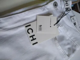 Pantalón ICHI blanco, jersey  Zara y gafas.