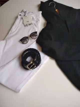 Pantalón ICHI blanco, jersey  Zara y gafas.