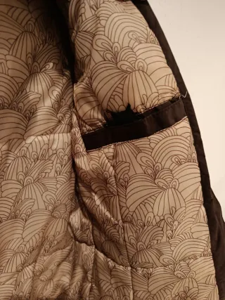 Cazadora marrón con forro estampado