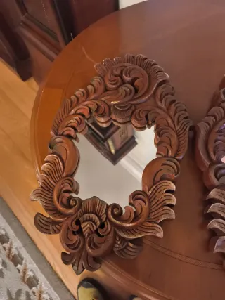 Coppia di Specchi in Legno Intagliato