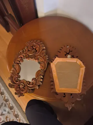 Coppia di Specchi in Legno Intagliato