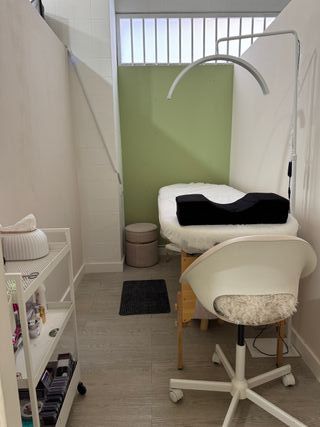 Se alquila cabina de estética o mesa de manicura
