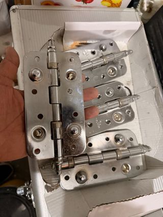 Bisagras metálicas plateadas