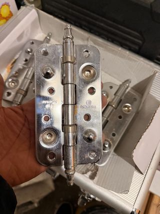 Bisagras metálicas plateadas