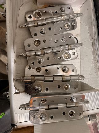 Bisagras metálicas plateadas