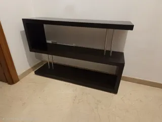 Mueble recibidor oscuro con baldas y Espejo