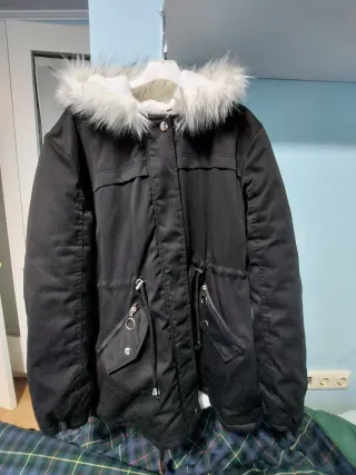 Chaqueta negra con capucha y pelo