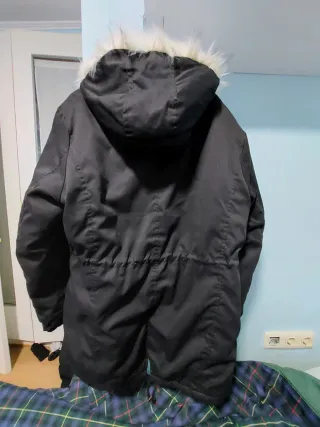 Chaqueta negra con capucha y pelo