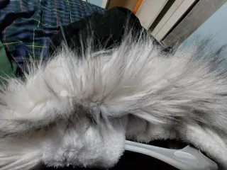 Chaqueta negra con capucha y pelo