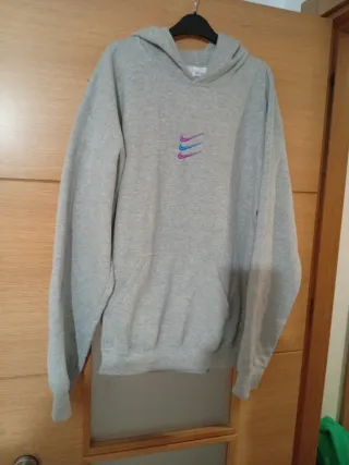 Sudadera gris con logo multicolor