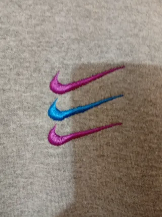 Sudadera gris con logo multicolor