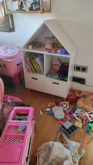 Librería infantil casa madera blanca