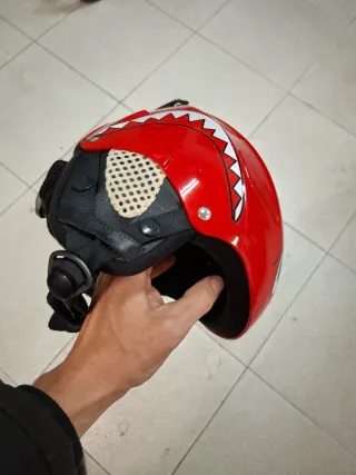 Casco de esquí rojo tiburón 55/56 cm