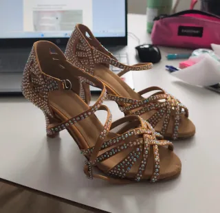 Sandalias de baile marrones con pedrería