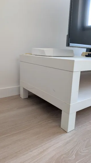 Mesa de TV blanca
