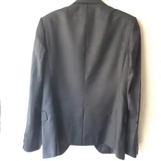 Traje de hombre negro con rayas finas J