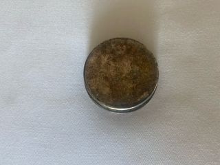 Peça decorativa antiga com detalhes vazados