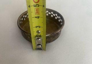 Peça decorativa antiga com detalhes vazados