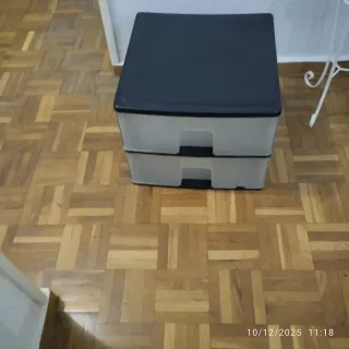 Cajonera de plástico negra y transparente