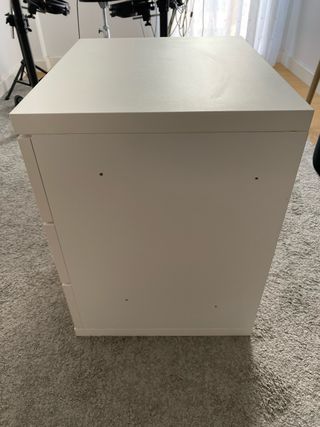 Mesita 3 cajones blanca + alfombra