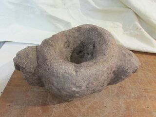 Pila de piedra antigua cara de hombre