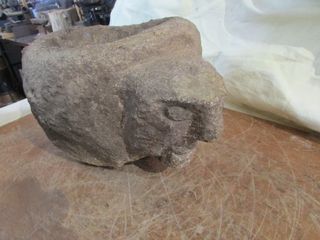 Pila de piedra antigua cara de hombre