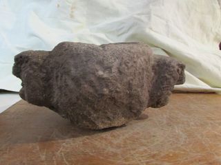 Pila de piedra antigua cara de hombre