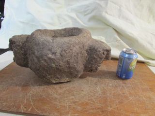 Pila de piedra antigua cara de hombre