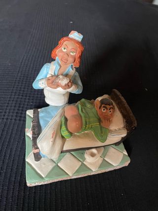 Figura de enfermera y paciente